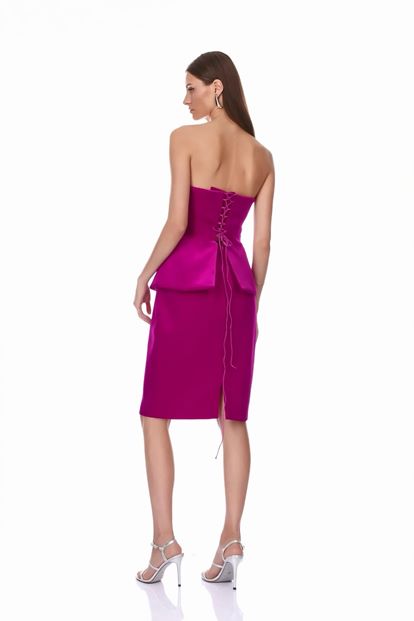 Fuchsiafarbenes Mini Abendkleid aus Satin mit Rosenapplikationen